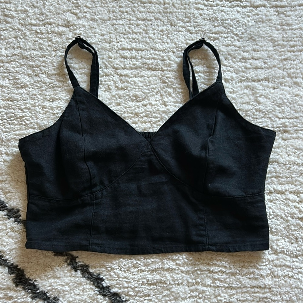 Universal thread women’s cropped top in black. Size XS